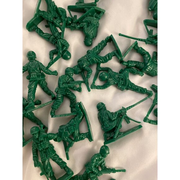 Schylling Classic Toy Soldier Set With 40 Green Army Men Figures - Picture 6 of 16